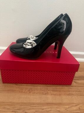 New! Sz 8 wide Black Patent Pumps